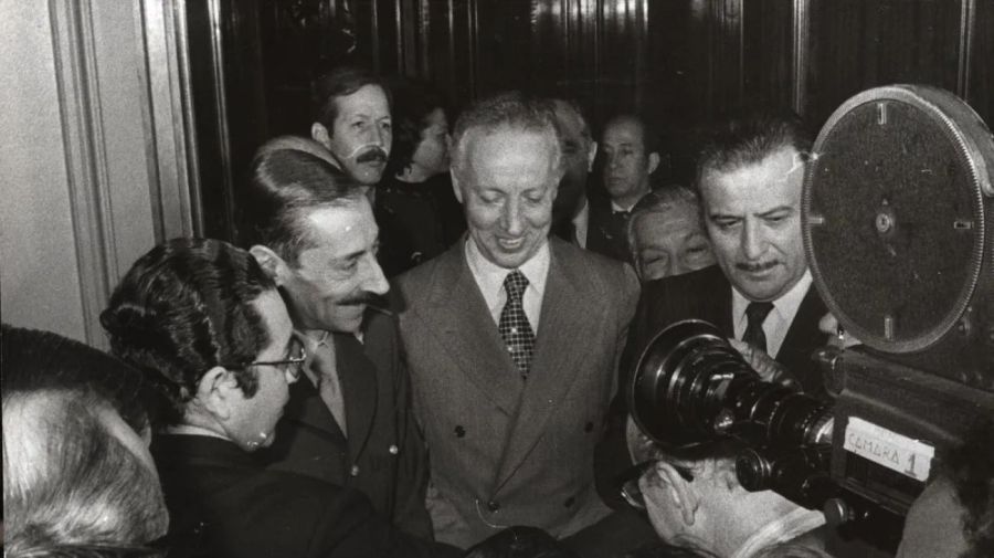 Ítalo Luder junto a Jorge Rafael Videla tras la firma de los decretos de aniquilamiento de la subversión