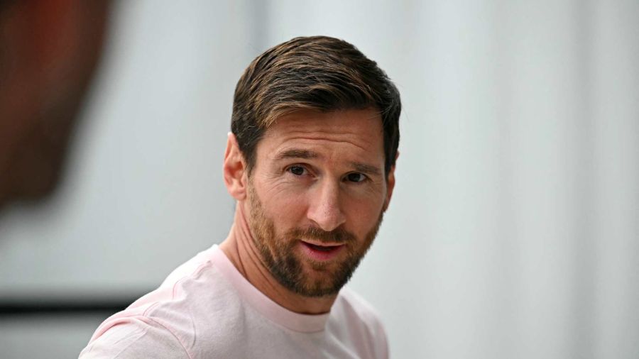 Fotogaleria El delantero argentino del Inter de Miami, Lionel Messi, llega para el partido de la temporada regular de la Major League Soccer (MLS) entre el Inter Miami CF y el New England Revolution en el Chase Stadium