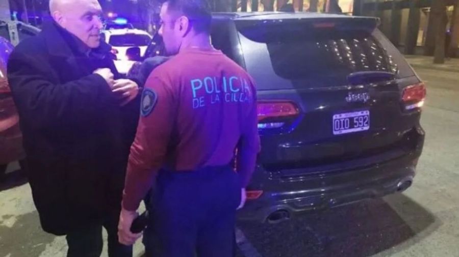 José Luis Espert con la Jeep Grand Cherokee perteneciente al primo de Fred Machado