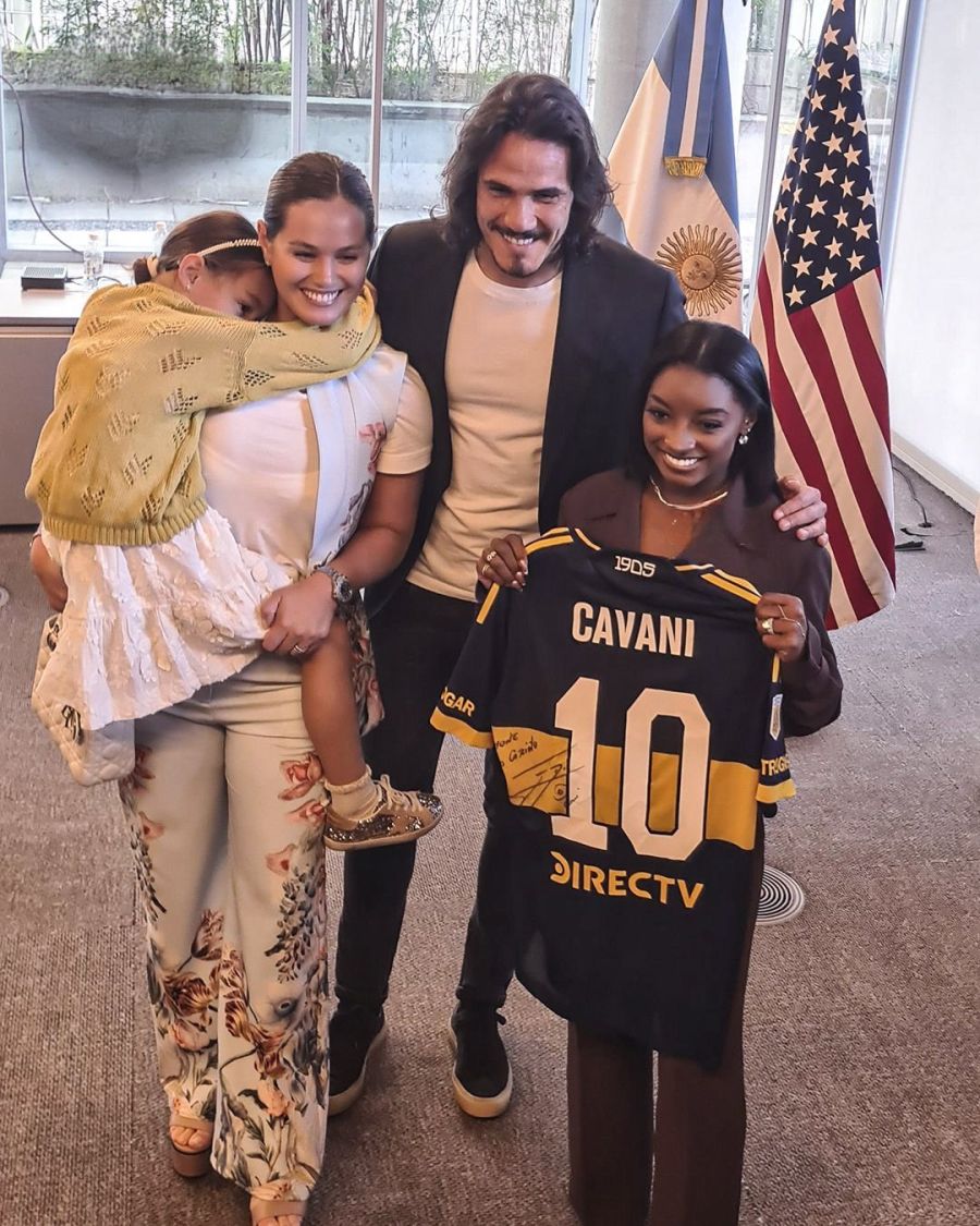 Edinson Cavani con Simone Biles