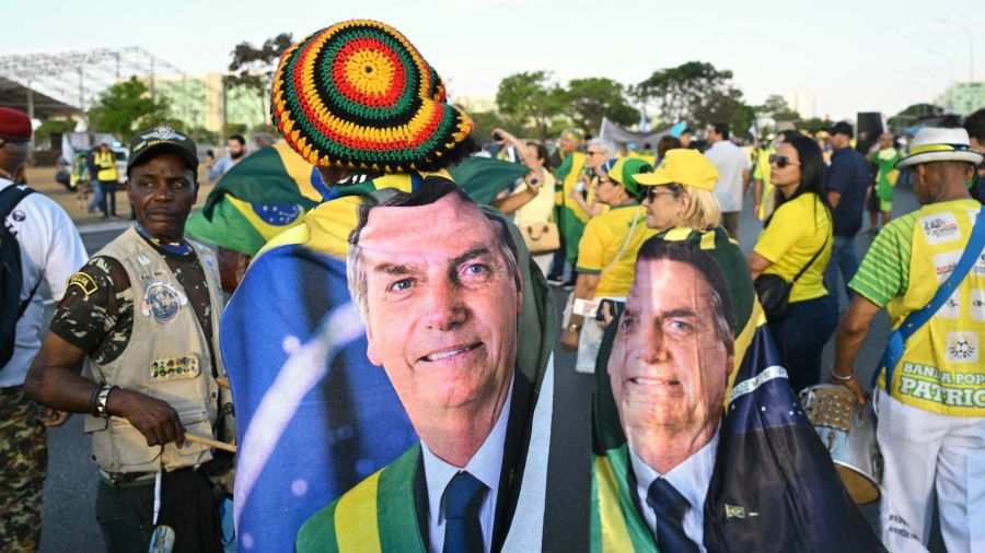 Fotogaleria Partidarios del expresidente brasileño Jair Bolsonaro, envueltos en banderas con su imagen, participan en una marcha pidiendo amnistía para los condenados por intento de golpe de Estado en Brasilia