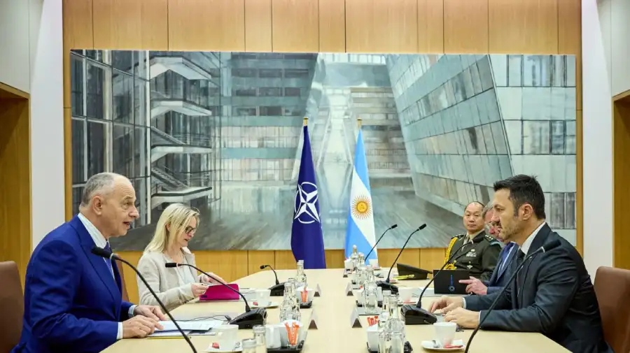 Luis Petri con autoridades de OTAN en Ginebra 09102025