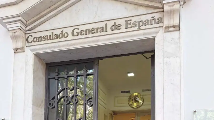 Hay 200 metros de fila para tramitar la ciudadanía española en el Consulado de Rosario 10102025
