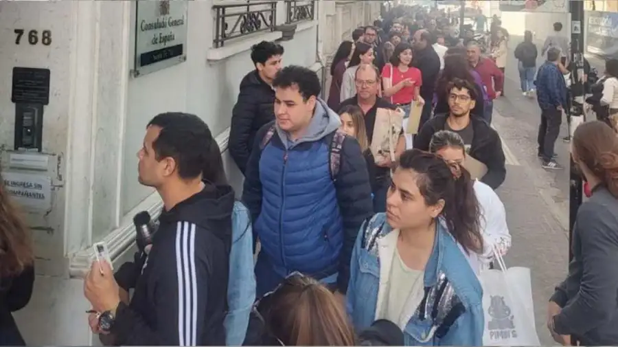 Hay 200 metros de fila para tramitar la ciudadanía española en el Consulado de Rosario 10102025