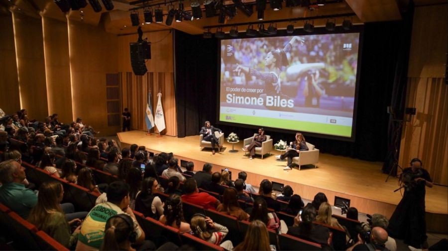 Jorge Macri le entregó a la gimnasta Simone Biles la Llave del Parque Olímpico, el mayor complejo deportivo de la Ciudad