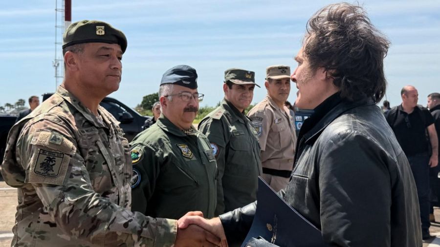 Javier Milei fue recibido por autoridades militares en la provincia de Chaco