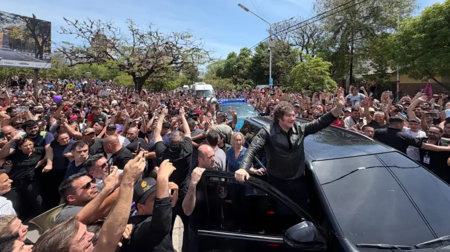 Javier Milei saluda a la militancia de La Libertad Avanza en Chaco