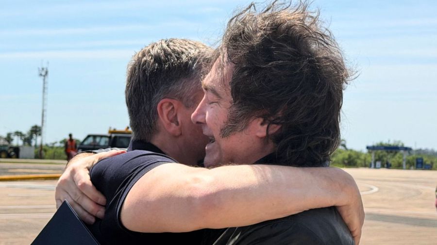 Leandro Zdero abraza a Javier Milei tras su aterrizaje en el aeropuerto de Chaco