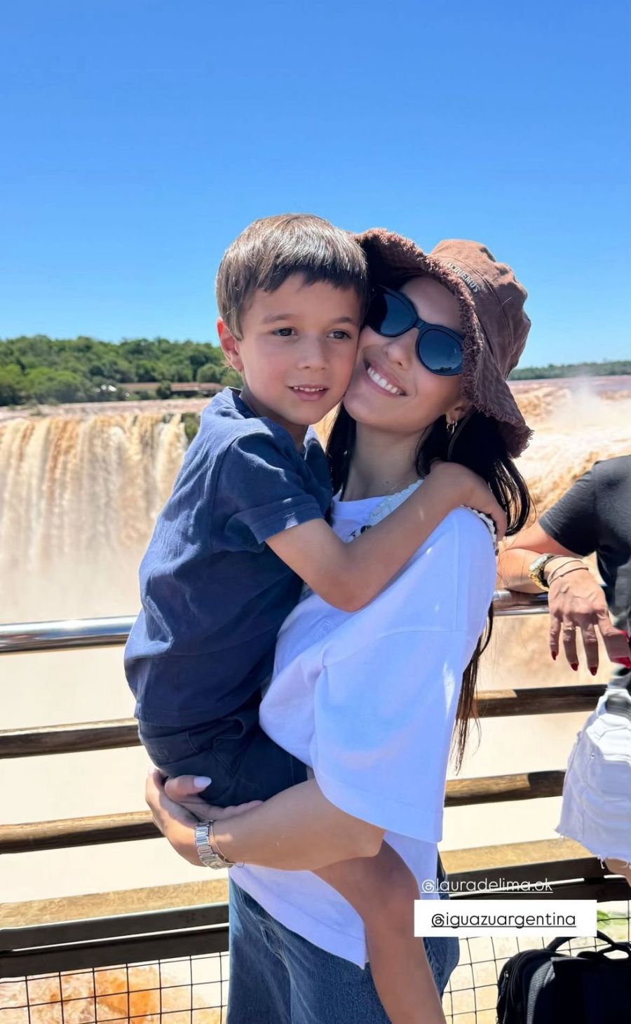 Luli Fernández con su hijo, Indalecio