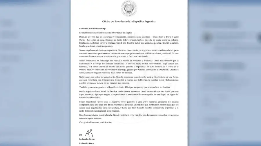 Milei le entregó a Donald Trump una de las familias de los rehenes argentinos liberados. 14102025