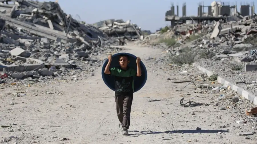 Un chico palestino desplazado regresa a sus hogar en la zona de Al Zahra