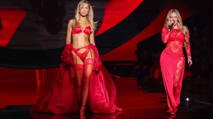 Karol G en el Victoria's Secret Fashion Show 2025