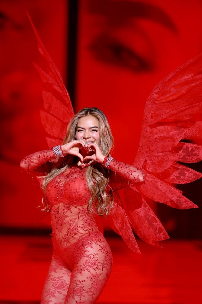 Karol G en el Victoria's Secret Fashion Show 2025