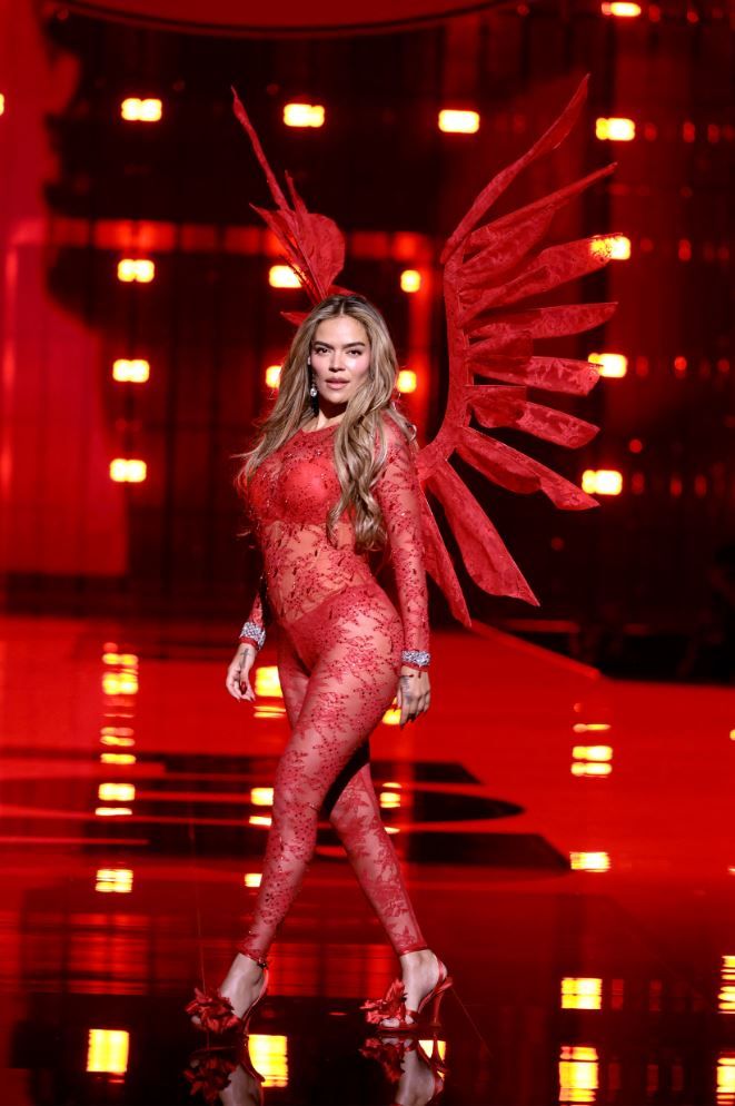 Karol G en el Victoria's Secret Fashion Show 2025
