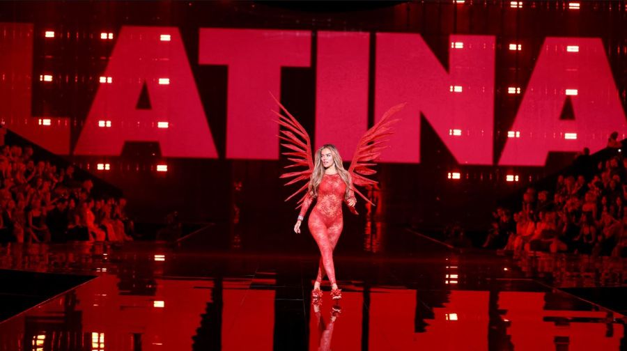 Karol G en el Victoria's Secret Fashion Show 2025