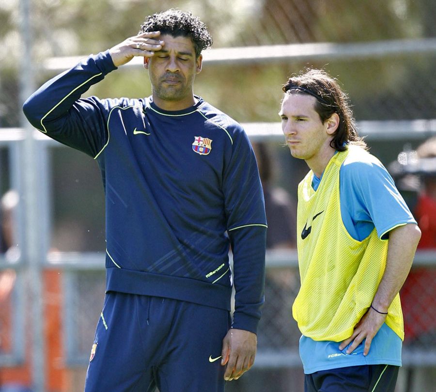 Lionel Messi junto a Frank Rijkaard