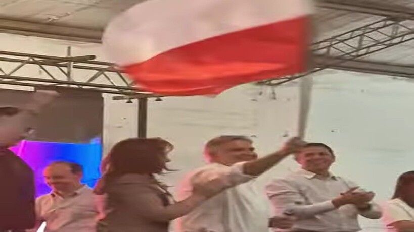 LLaryora con bandera roja y blanca - UCR