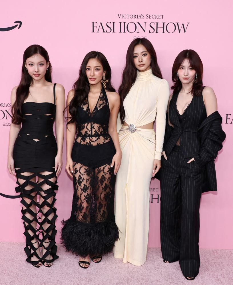 Nayeon, Jihyo, Tzuyu y Momo de TWICE en el Victoria's Secret Fashion Show 2025