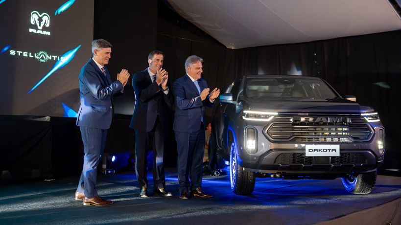 Passerini junto a Llaryora en Stellantis