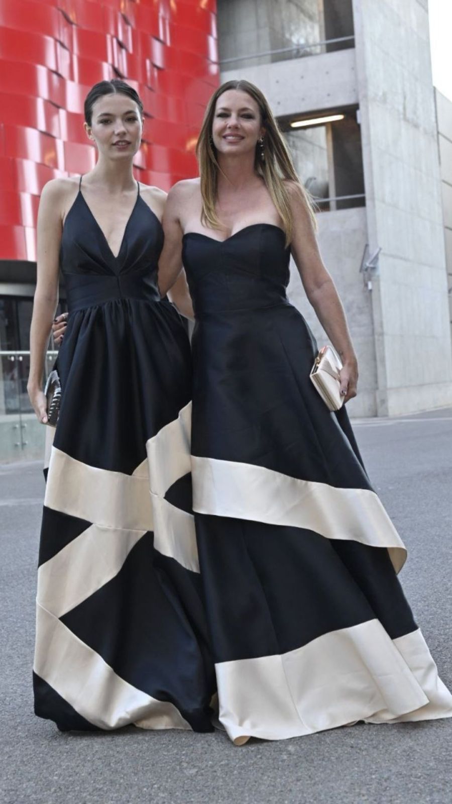 Geraldine Neumann y Helena Otamendi en la gala de revista CARAS