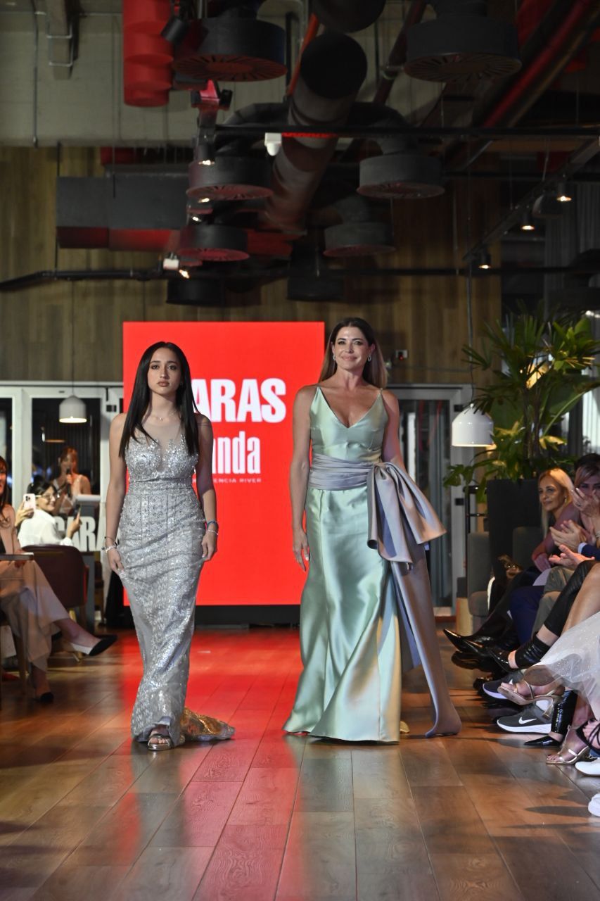 Pamela David y su hija Lola, brillan en la pasarela de la gran gala de revista CARAS