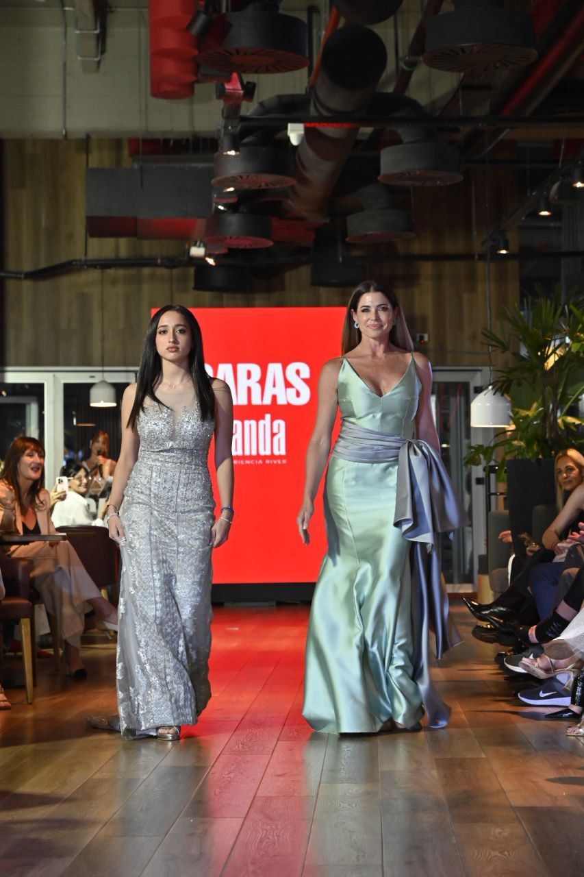 Pamela David y su hija Lola, brillan en la pasarela de la gran gala de revista CARAS