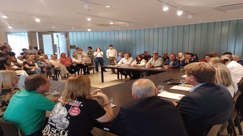 Jubilados con apoyo opositor reclaman el 82% movil