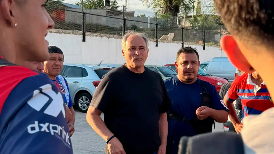 Héctor Baldassi junto a jóvenes