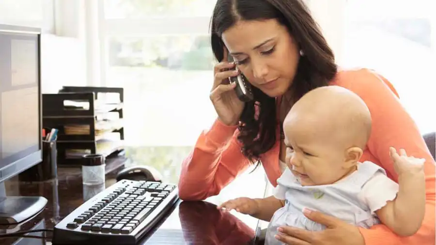 251025_madre_trabajo_mujer_genero_shutterstock_g