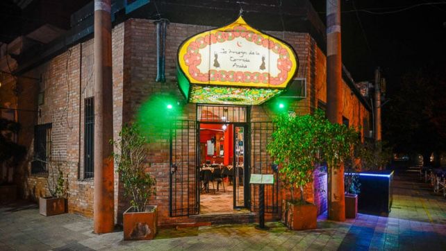 https://fotos.perfil.com/images/large/2025/10/25/emir-restaurante-2125494.png