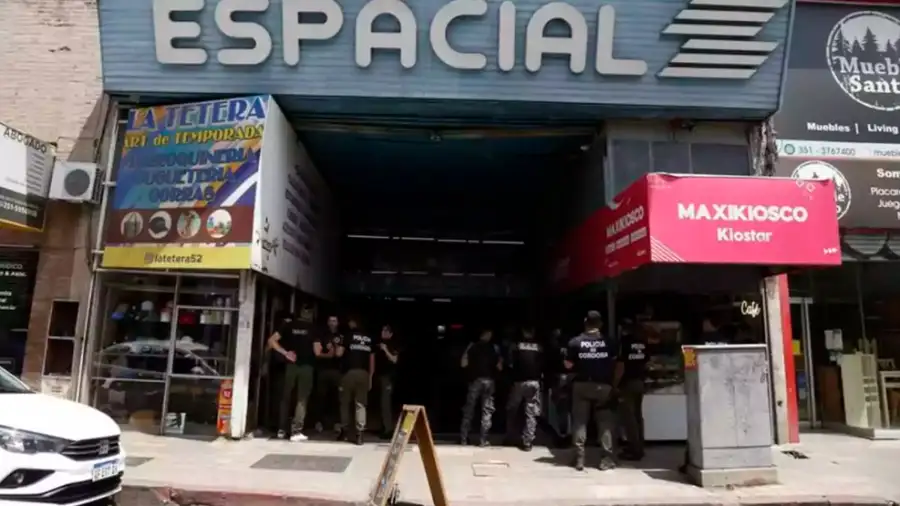 Policia en Galeria Espacial