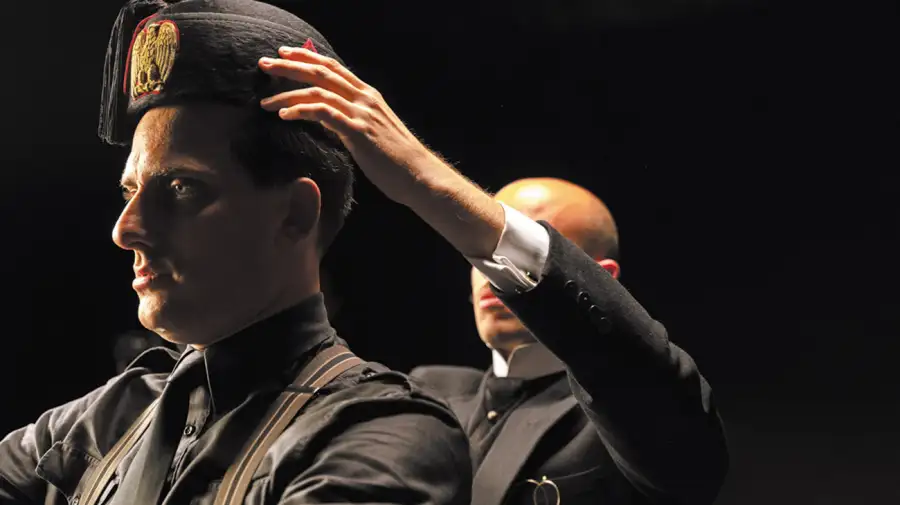 El británico Joe Wright y el actor italiano Luca Marinelli llevan a cabo la adaptación de la novela de Antonio Scurati, que recorre el ascenso de Mussolini en Italia.
