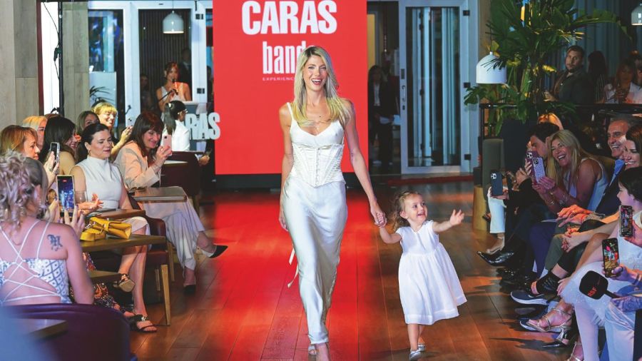 Cande Ruggeri y Vita desfiando con Revista CARAS