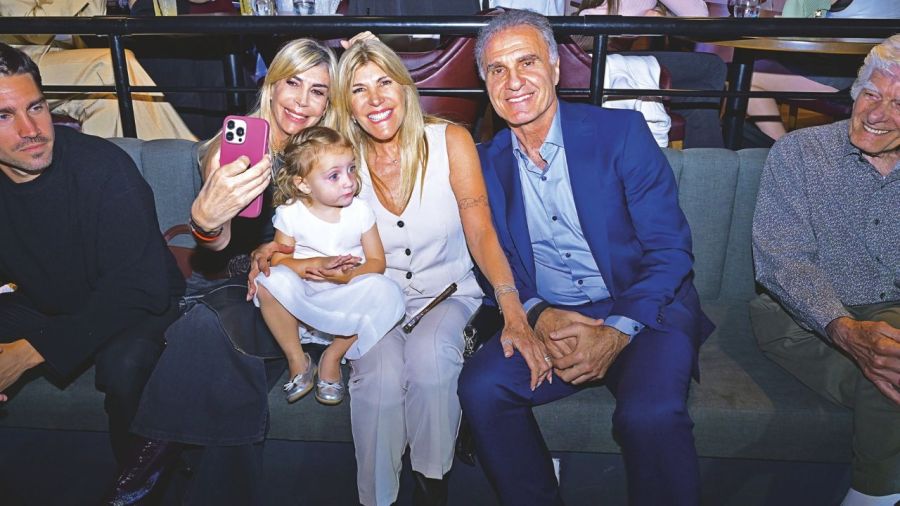 Cande Ruggeri y Vita desfiando con Revista CARAS