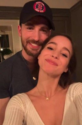 Alba Baptista y Chris Evans
