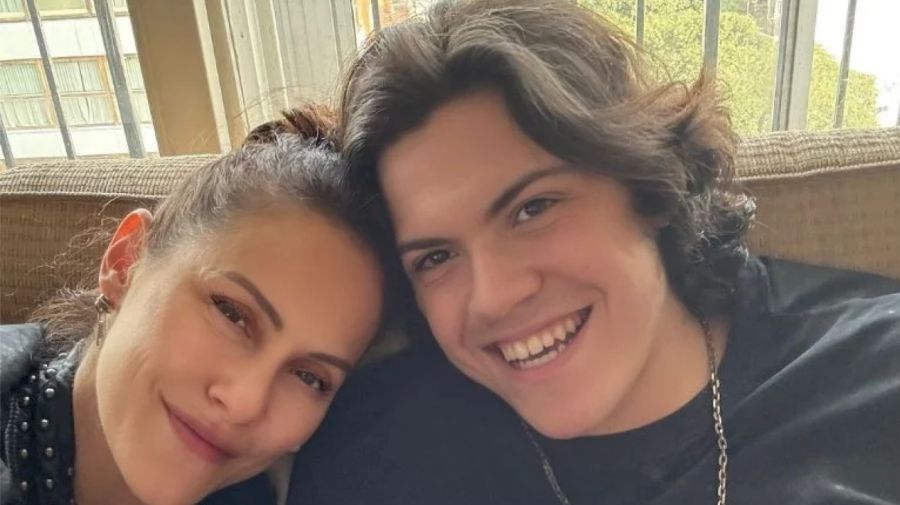 Connie Ansaldi y su hijo