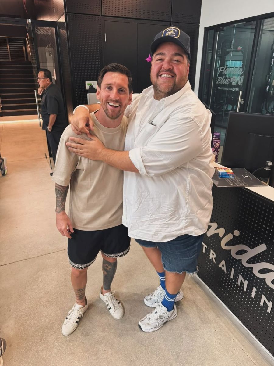 Dario Barassi con Lionel Messi y Rodrigo de Paul