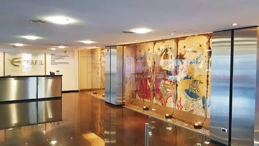 Fragmentos del Muro de Berlín en Editorial Perfil