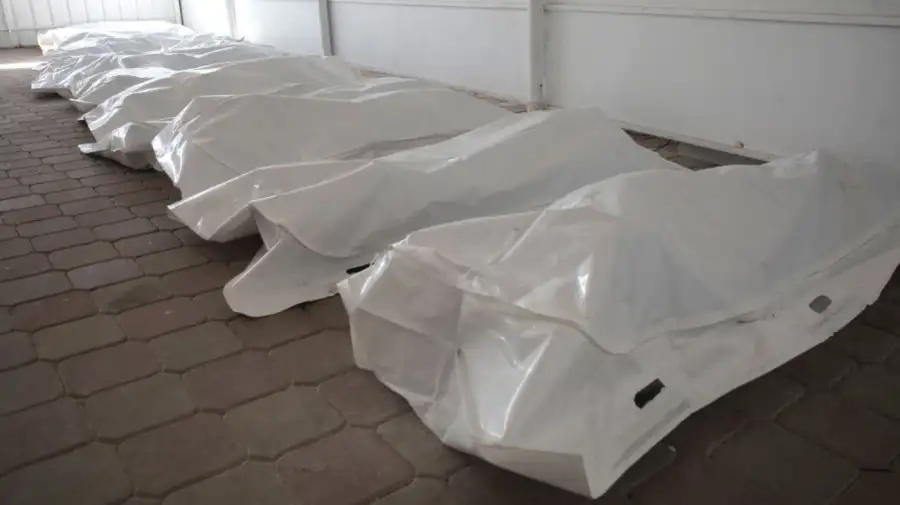 Bolsas con cadáveres de prisioneros palestinos detenidos por Israel y liberados como parte del acuerdo de intercambio de rehenes