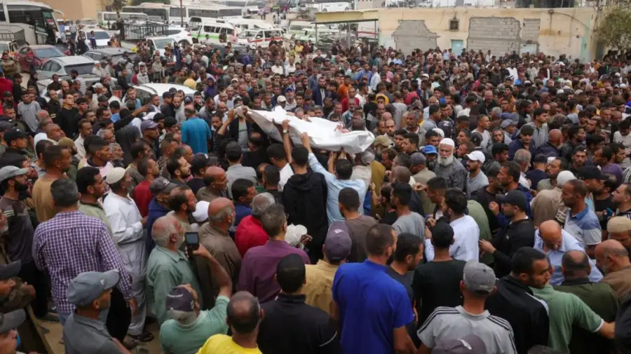 Personas participan en un funeral de los gazatíes muertos en el ataque israelí