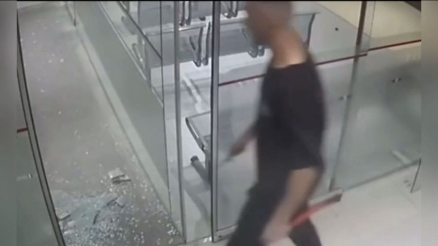 Destruyó el hall de una clínica en La Plata