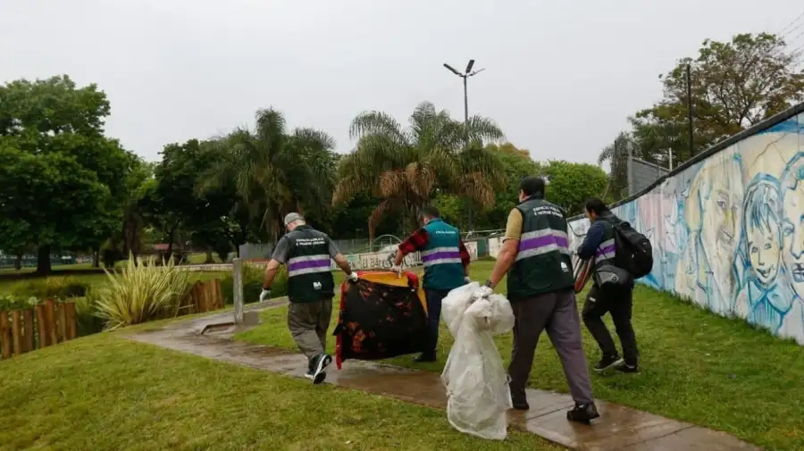 La Policía de la Ciudad realizó un megaoperativo de desalojode manteros en el Parque Alberdi