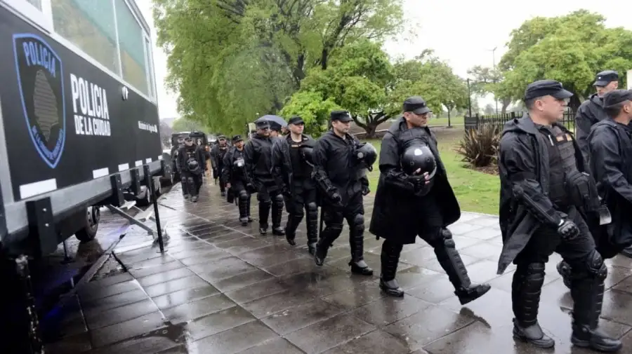 La Policía de la Ciudad realizó un megaoperativo de desalojode manteros en el Parque Alberdi
