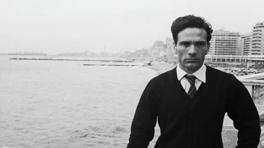 Pier Paolo Pasolini en la playa de Ostia, donde sería asesinado