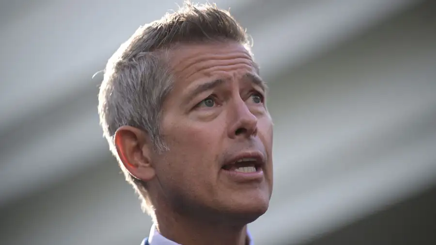 El Secretario de Transporte de EE.UU. amenazó con “dejar en tierra” todos los vuelos comerciales antes de Acción de Gracias 04112025