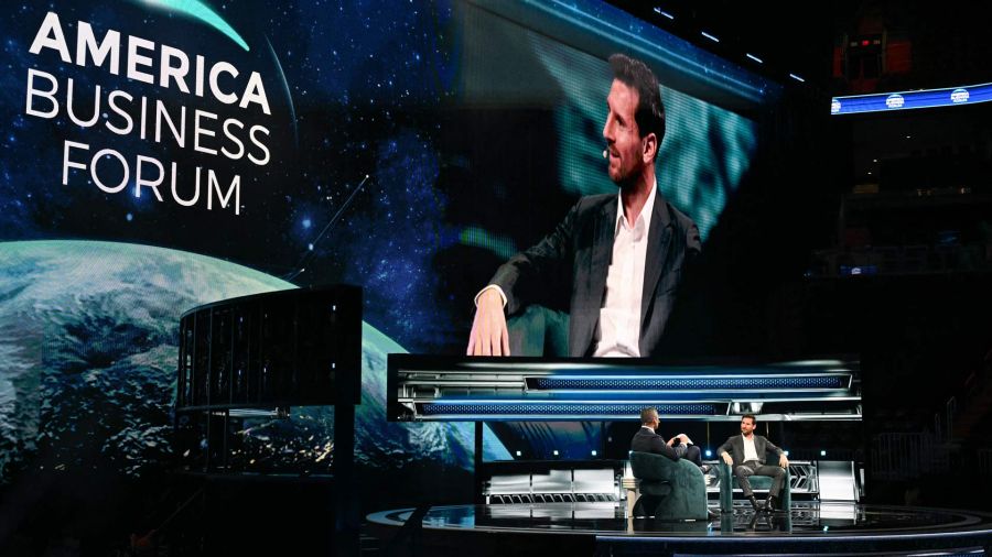 Fotogaleria El futbolista argentino Lionel Messi y el alcalde de Miami, Francis Suárez, intervienen en el Foro Empresarial Estadounidense celebrado en el Centro Kaseya de Miami