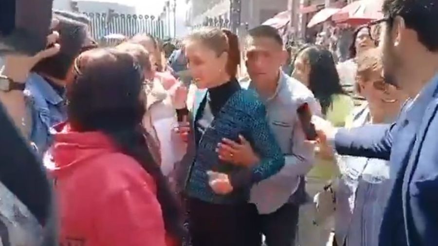 Momento en que un hombre toma por detrás a la presidenta de México, Claudia Sheinbaum