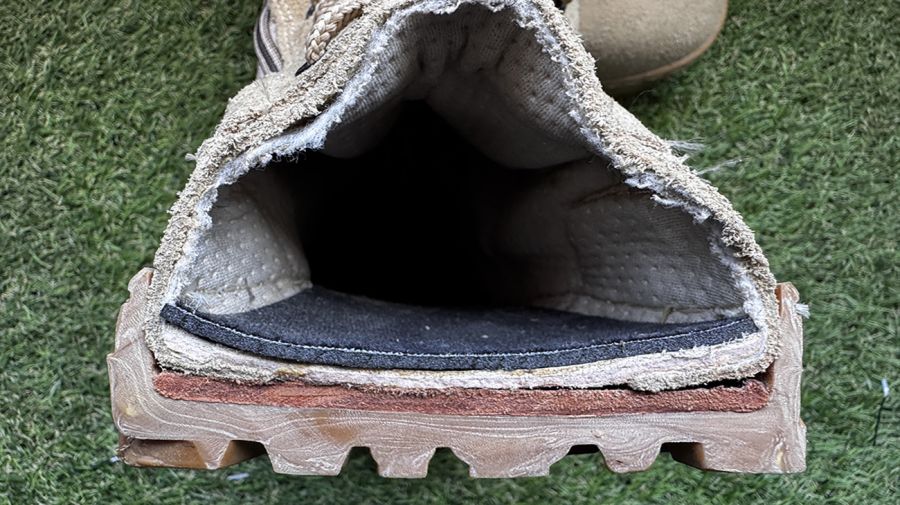 La primera capa marrón oscuro es la suela antiespinas.