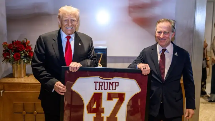 Donald Trump y Josh Harris, de los Washington Commanders