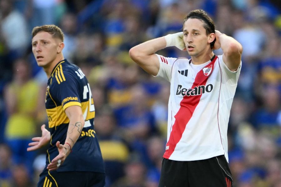Galarza Fonda jugando para River en La Bombonera